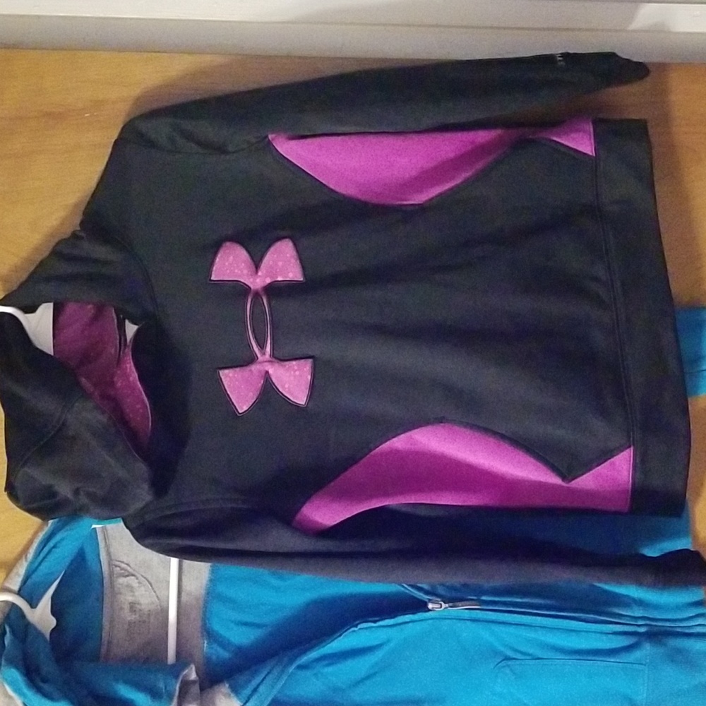 Under Armour Pullover Hoodie Small: A
